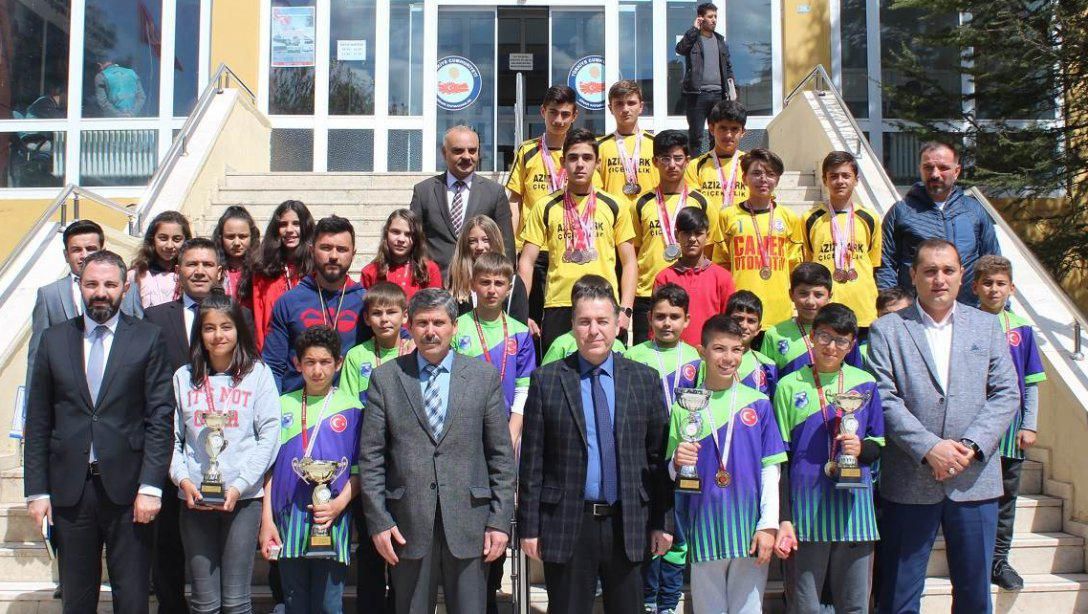 İlçe Kaymakamımız Sayın Selami KAPANKAYA Futbolda ve Atletizmde İl Şampiyonu Olan İlçemiz Fatih Ortaokulu Takımları, İdareci ve Öğretmenlerini Makamında kabul etti