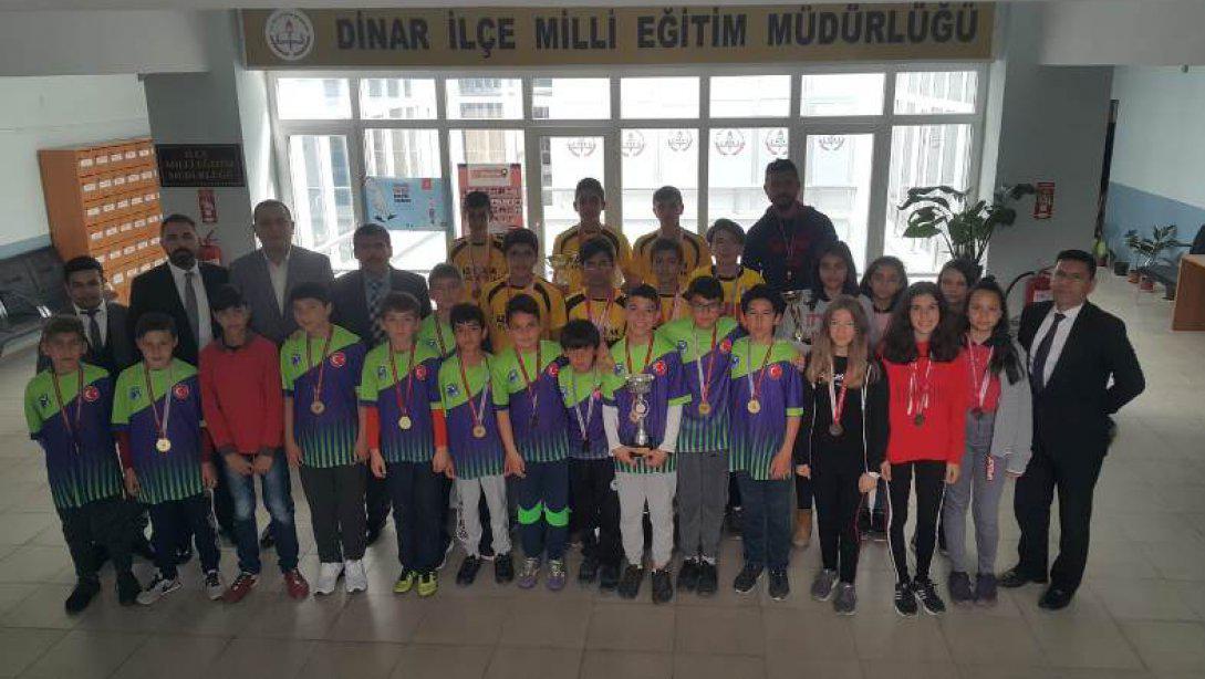 İlçe Milli Eğitim Müdürümüz Sayın Ufuk TAŞBAŞ  Futbolda ve Atletizmde İl Şampiyonu Olan İlçemiz Fatih Ortaokulu Takımları, İdareci ve Öğretmenlerini Makamında kabul etti