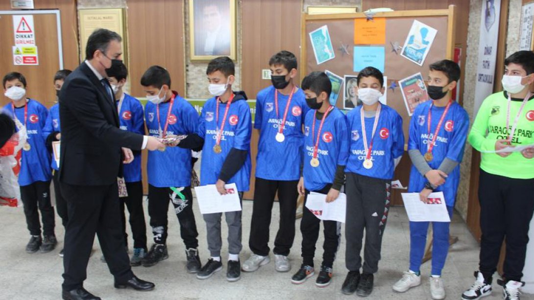 Fatih Ortaokulu Öğrencileri Küçük Erkekler Hentbol Turnuvasında İl Şampiyonu 